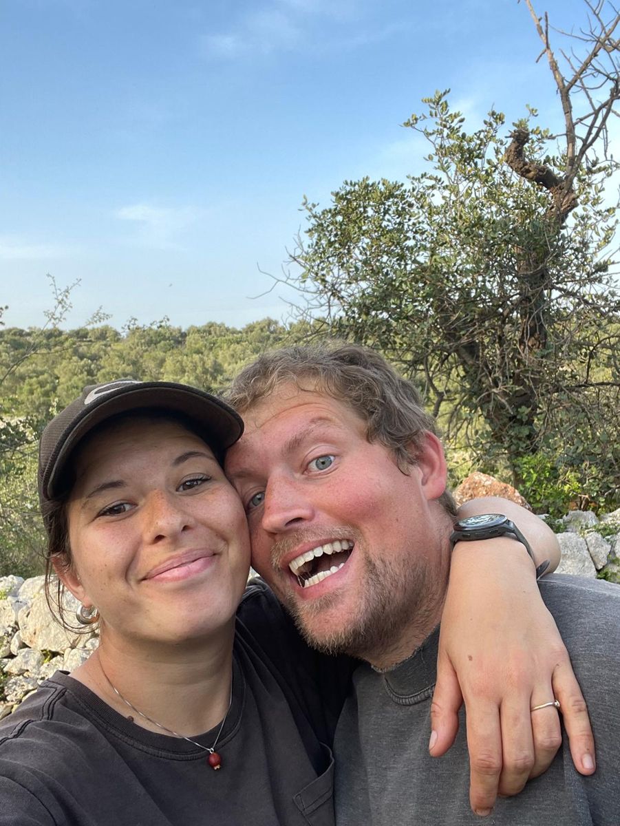 Bram en Maaike lachend op het land